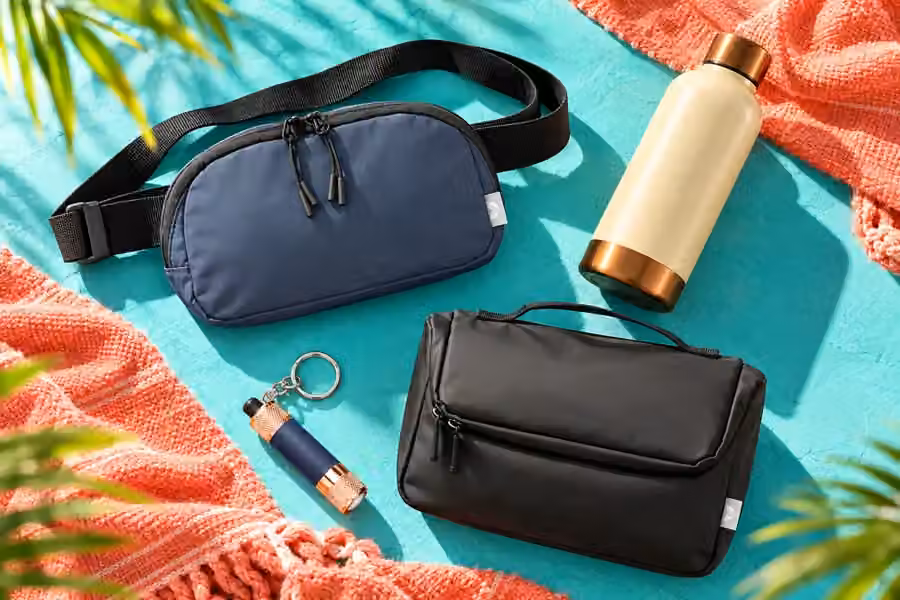 Travel Light – 4 Artikel in einer farbigen Setinszenierung